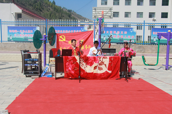 群众自编自演陕北说书《夸党建》。